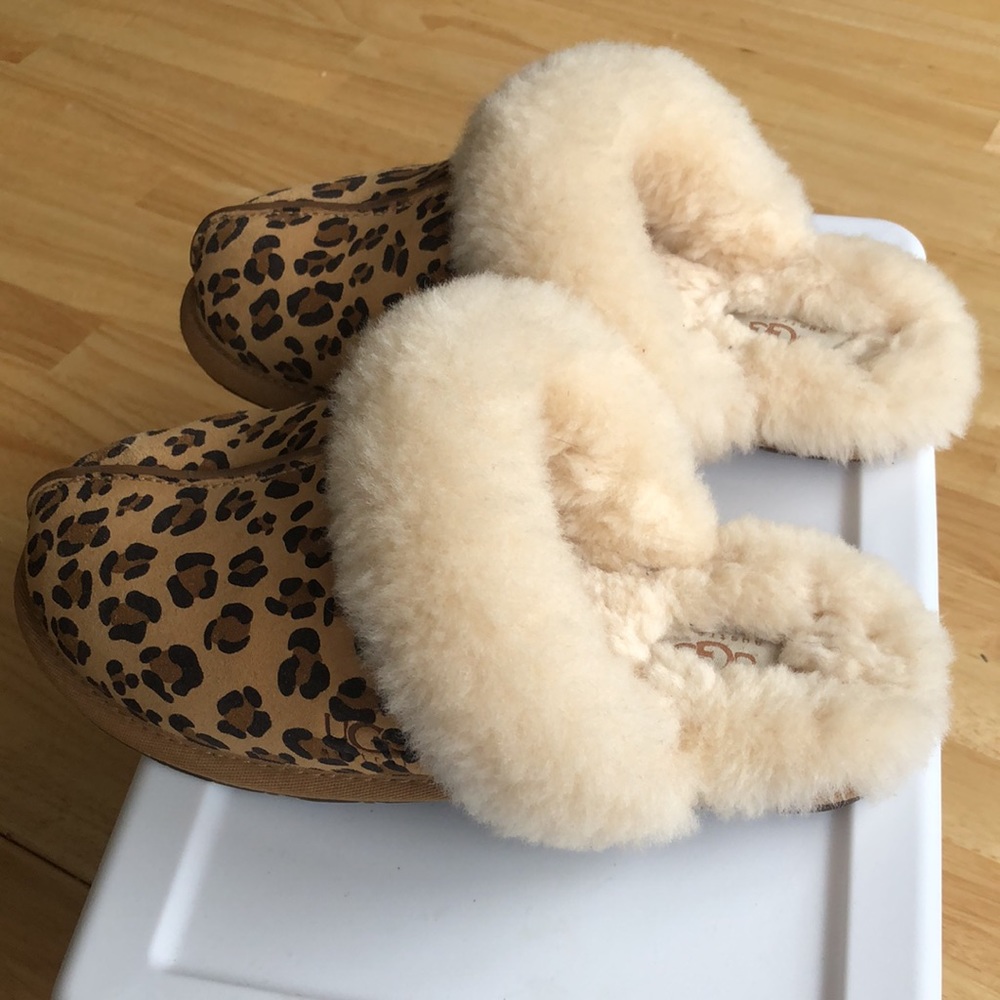 UGG “ Scuffette”Slippers -US Size 5. Leather with rubber sole. Like new. - Picture 4 of 9